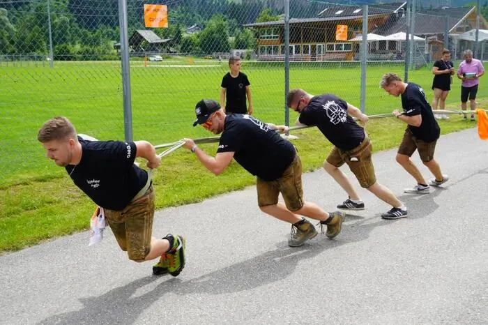 Kraftvoll präsentierten sich  38 Mannschaften beim „Traktorziachn“ am Sportplatz des Sportvereins Rangersdorf