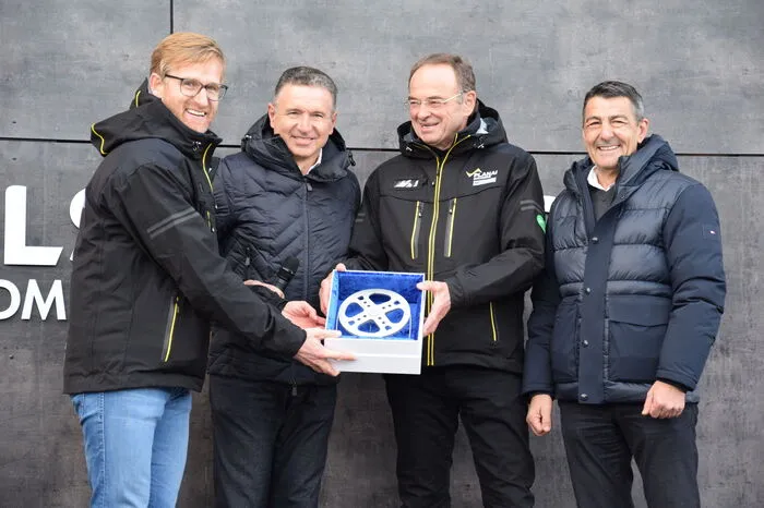 Martin Leitner und Michael Tanzer (beide Leitner Ropeways) überreichten Peter Weichbold und Georg Bliem eine Seilscheibe