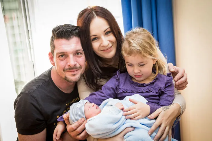 Valentin Marc Reiterer, Sohn von Sabine und Marc Reiterer aus Klagenfurt, ließ sich einen Tag länger Zeit. Statt am 23. Dezember kam er am Heiligen Abend um 15.18 Uhr in Klagenfurt zur Welt. Er wiegt 3530 Gramm und ist 54 Zentimeter groß. Schwester Fabienne (4) freut sich über ihr Brüderlein.