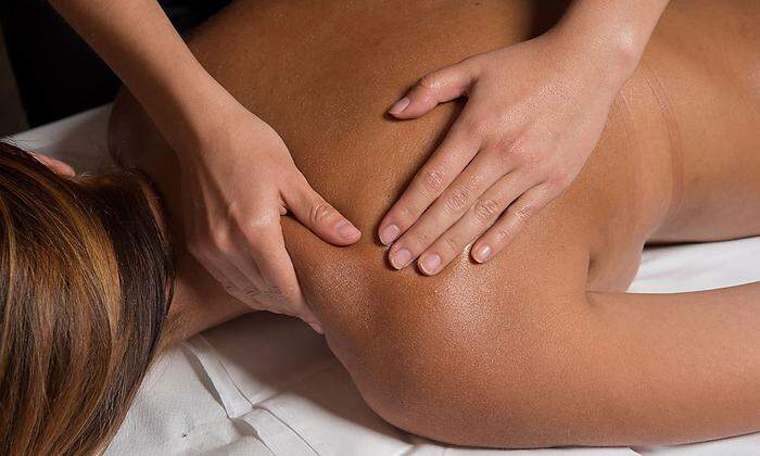 Durch eine klassische Massage können Verspannungen sanft gelöst werden