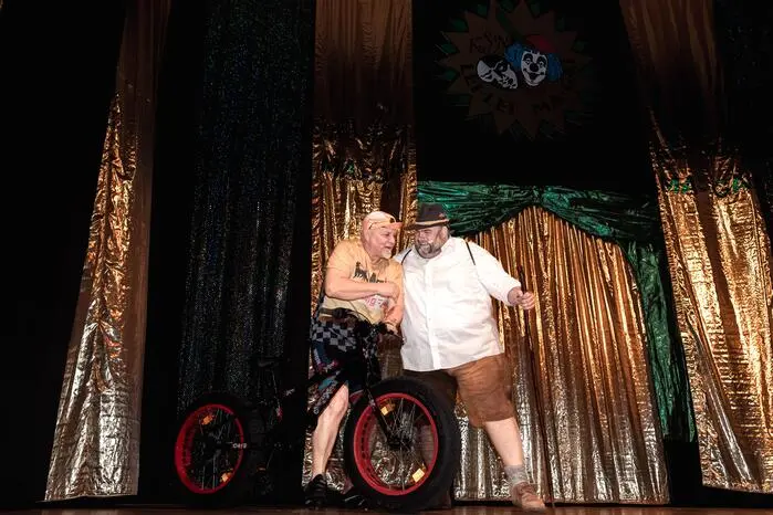 Warum „Jackson“ das Fahrrad von Heidi Klum besitzt, wird im Sketch Männergeschichten aufgeklärt