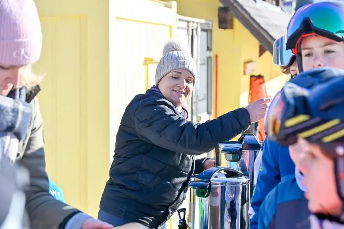 Für das leibliche Wohl sorgte der Elternverein, der die Schulgemeinschaft mit Hotdogs und heißem Tee verköstigte – und dieser war sehr gefragt bei den frostigen Temperaturen.