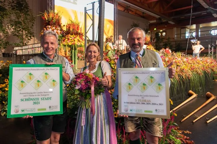 In der Kategorie "Schönste Stadt": holte sich Bad Aussee Gold. Im Foto: Bürgermeister Franz Frosch, Pamela Binder und Angelo Egger