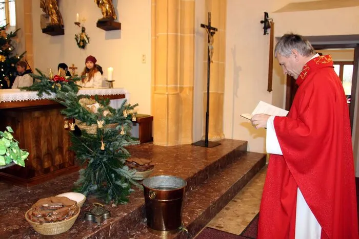 Pfarrer Eugen Länger weihte Brot und Salz beim Festgottesdienst, anlässlich des Patroziniumsfestes.