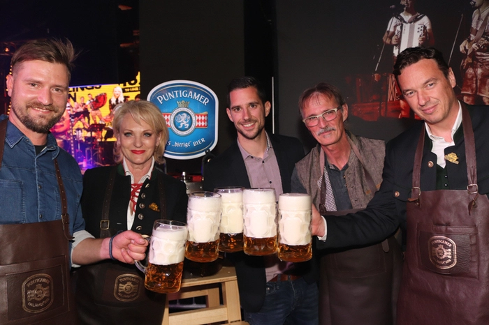 Eröffnet wurde der Abend mit dem Bieranstich durch Bürgermeister Jochen Bocksruker, Frau in der Wirtschaft Vorsitzende Riki Vogl, Mathias Rak, Jakob Kalcher von der Brau Union und Karl Heinz Hojas.