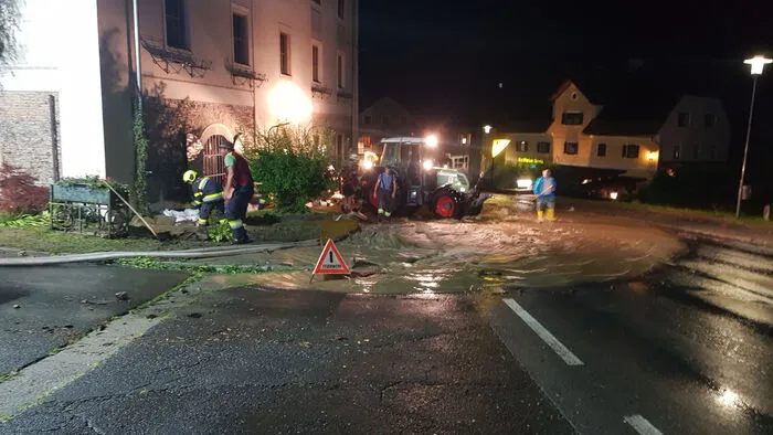 1000 Feuerwehrleute waren in ganz Kärnten im Einsatz. Vor allem im Bezirk Feldkirchen kam es zu Murenabgängen und Überschwemmungen. Zwei Wohnhäuser mussten evakuiert werden, weil die Gefahr für die Bewohner zu groß war.