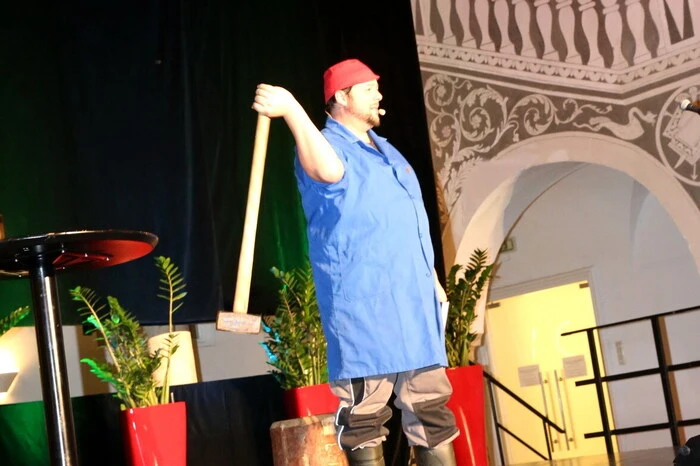 Und in Scharen waren die Besucher aus ganz Kärnten und darüber hinaus zum Kabarett-Abend gekommen, um dem „Wut-Bauer“ mit dem Vorschlaghammer zu lauschen. 
