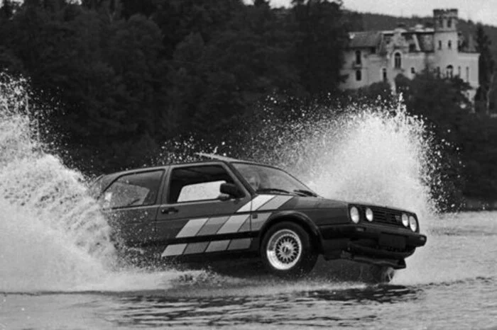 VW war damals beim Wörthersee-Treffen ganz vorne dabei. Näher kommt man schließlich nicht an seine zahlungskräftige Kundschaft heran, die die Produkte abgöttisch verehrt. Und der muss natürlich etwas geboten werden: Wer behauptet hätte, nur fliegen ist schöner als GTI-fahren, der sollte heuer eines Besseren belehrt werden. Diesen roten Zweier hängte man an einen Gleitschirm und an das Schleppseil eines Motorboots und ließ ihn über dem See tatsächlich in die Luft gehen. Sogar die Landung klappte bravourös. Wirklich besonders war nicht das flockige Design der Karosserie im Stile eines seinerzeitigen Trainingsanzugs, sondern eher die Tatsache, dass dieser GTI einem GTI nur verblüffend ähnlich sah. In Wahrheit handelte es sich nämlich nur um eine federleichte und hohle Glasfaserhülle. Aber dennoch: coole Idee und ein gelungener Abschluss, denn kurze Zeit später sollte sich Volkswagen von dem Treffen, das damals schon völlig aus dem Ruder lief, erst einmal zurück ziehen.