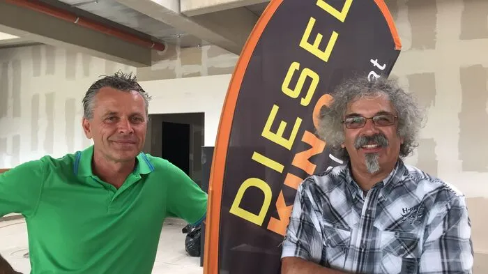 Ernst und Andreas Diesel führten am Montag bei der Gleichenfeier durch ihr zehntes Kino-Baby. In Lieboch wird im Oktober der bislang größte Kino-Komplex der Grazer Unternehmer eröffnet.