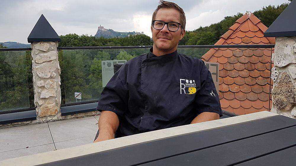 Bernhard Gruber auf der Terrasse seiner Fromagerie mit direktem Blick auf die Riegersburg