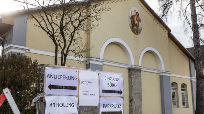 Die 2016 aufgelassene Kirchnerkaserne in Graz-Jakomini dient seit dem März 2020 als provisorische Fabrik: Aventrium Healthcare produziert hier Schutzmasken gegen Corona ...