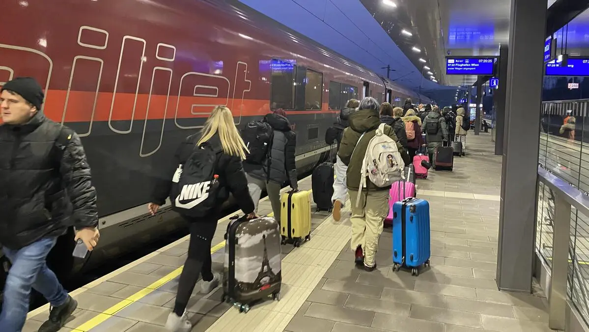 Pendlerinnen und Pendler am Bahnhof vor einem Koralm-Railjet der ÖBB | Für Pendlerinnen und Pendler oder Studierende ist die Koralmstrecke teils ein „Gamechanger“