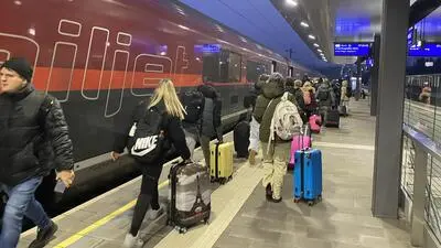 Bahnsteig, Zug, Menschen