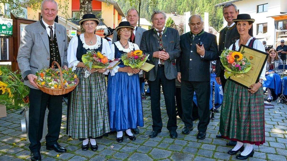 Günther Novak, Ehrenobfrau Annelies Glantschnig, ehemalige Stellvertreterin Rosemarie Truskaller, Vize Erwin Truskaller, Bildungswerkobmann DI Peter Fercher, Pfarrer Johannes Pichler, Vzbgm. Anton Glantschnig, Obfrau Gabi Kofler