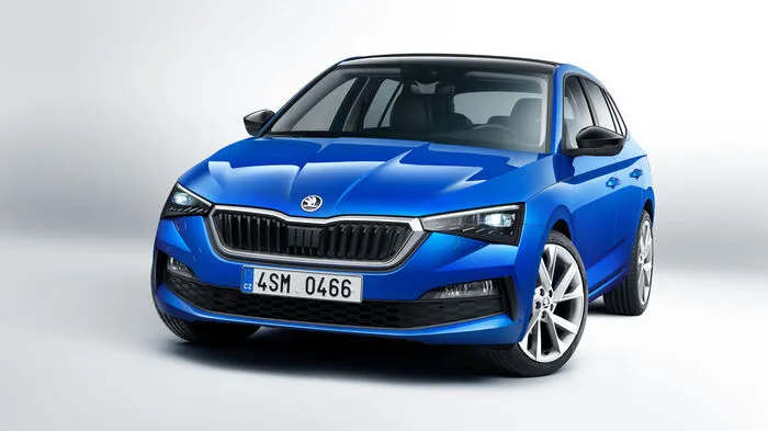 Als erste Škoda steht der Scala auf dem Modularen Querbaukasten MQB A0 aus dem Technikfundus des Volkswagen Konzerns. Nicht verwunderlich, dass die neue Kompaktklasse der Tschechen so selbstbewusst aus ihren LED-Scheinwerfern blickt. Die Eckdaten sind: 4362 Millimeter in der Länge, 1793 in der Breite und 1471 in der Höhe.