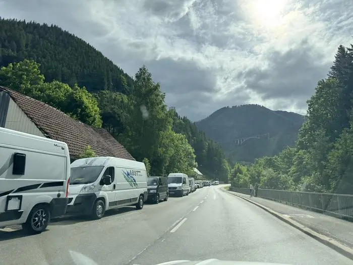 Bis knapp vor den Gerichtsgraben standen die Wartenden Mittwochfrüh aus Richtung Leoben kommend