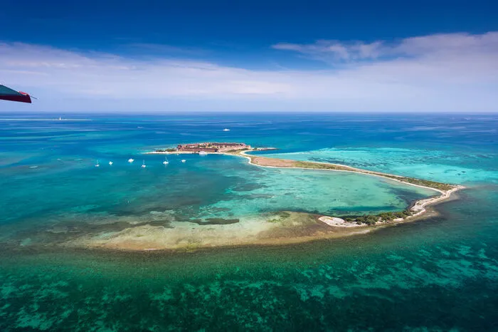 Vor Ort kann man die Hauptinsel Garden Key auf eigene Faust erkunden, Spannendes über das historische Fort Jefferson aus der Zeit des Bürgerkriegs erfahren, schwimmen und schnorcheln oder einfach nur die Schönheit der Insel und des türkisfarbenen Wassers genießen. Mit einem Wasserflugzeug von Key West Seaplane Adventures ist der Nationalpark bequem in nur 40 Minuten zu erreichen. Angeboten werden Halb- und Ganztagestouren.