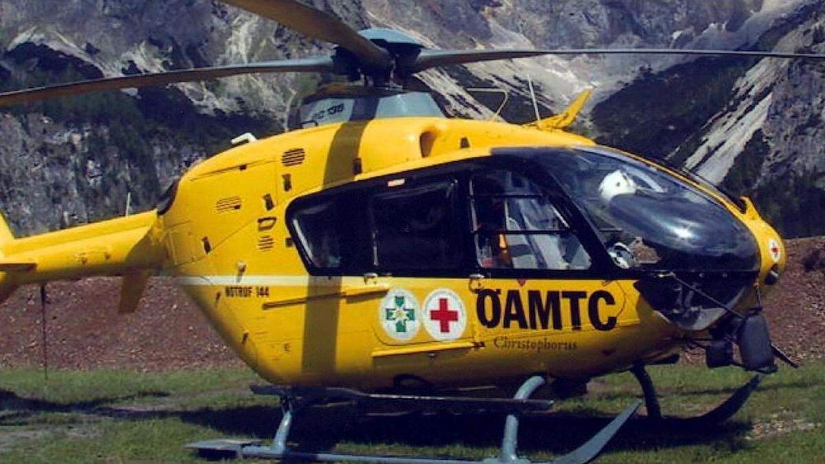 Der Rettungshubschrauber brachte die Frau ins Krankenhaus