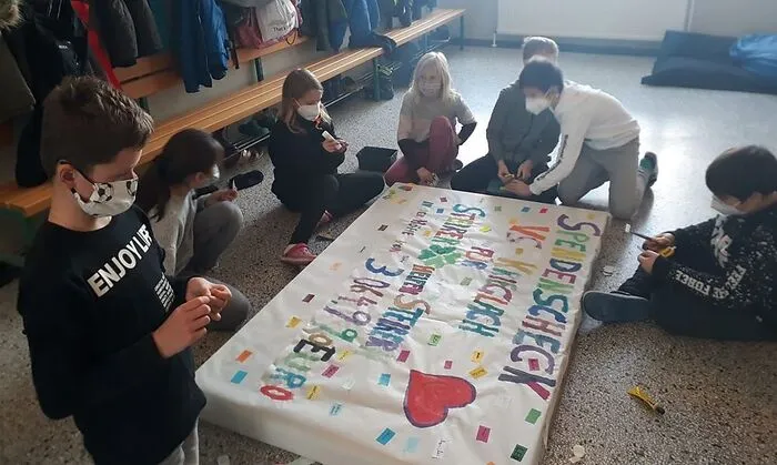 Der Scheck wurde in der Schule gestaltet