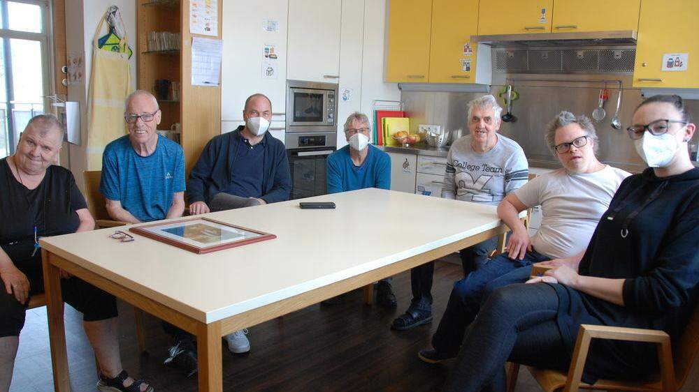 Im Lebenshilfe Wohnhaus in Voitsberg sitzen Mitarbeiter und Bewohner gerne an einem Tisch zusammen