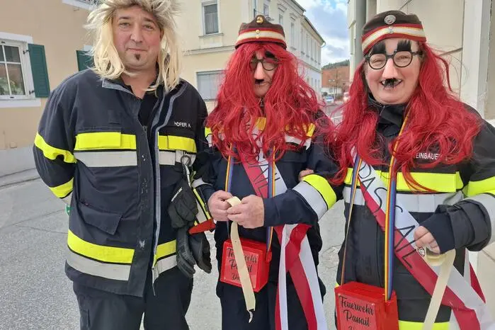 Feuerwehrkommandant Andreas Höfer (li) mit seinen Kameradinnen und Kameraden. 