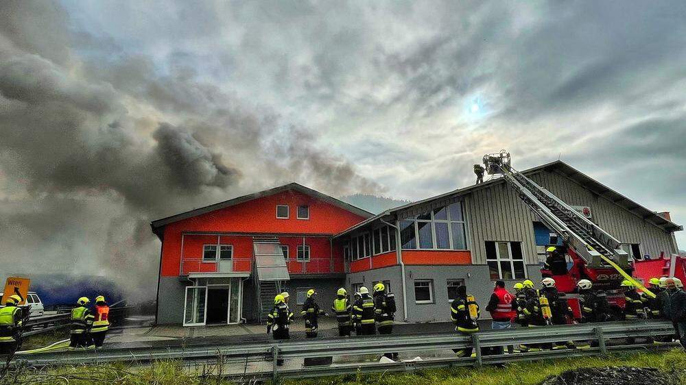 Zehn Feuerwehren mit 100 Einsatzkräften rückten zu dem Großbrand aus