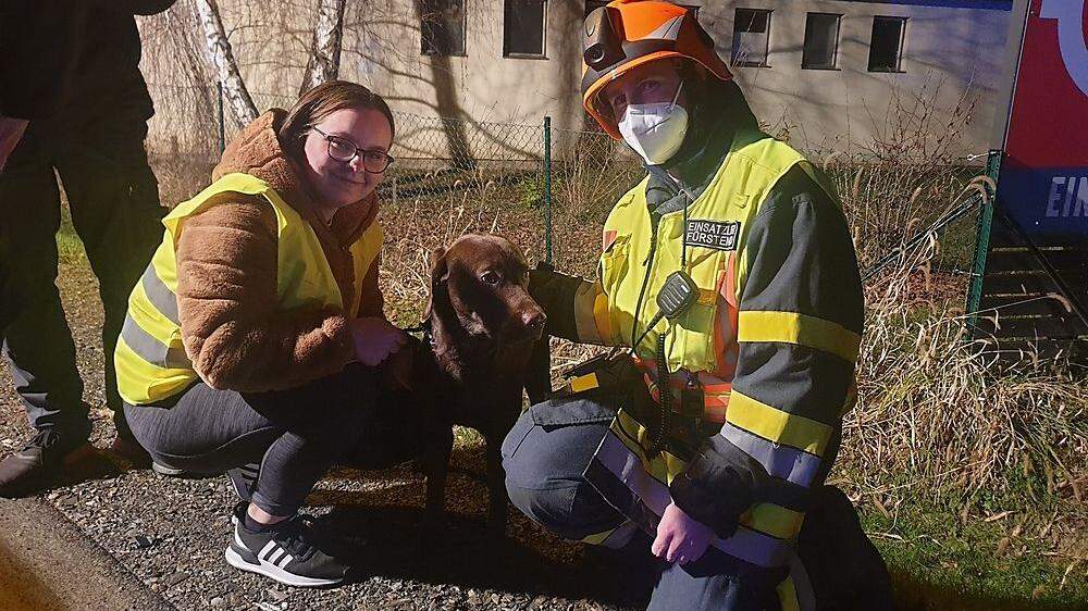 Hund Simba wurde beim Unfall im Kofferraum eingeschlossen und von der Feuerwehr gerettet 