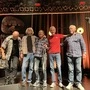Wolfgang Ambros und „Wir 4“ in Weiz | Wärmender Abend in Weiz: Wolfgang Ambros (Mitte) samt Band
Wir 4 (Gary Lux, Ulli Bäer, Harry Stampfer und Harald Fendrich, von links)