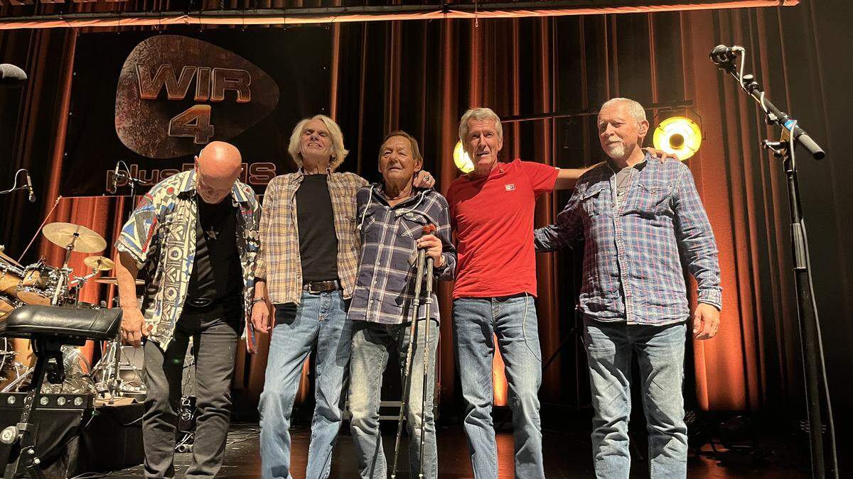 Wolfgang Ambros und „Wir 4“ in Weiz | Wärmender Abend in Weiz: Wolfgang Ambros (Mitte) samt Band
Wir 4 (Gary Lux, Ulli Bäer, Harry Stampfer und Harald Fendrich, von links)