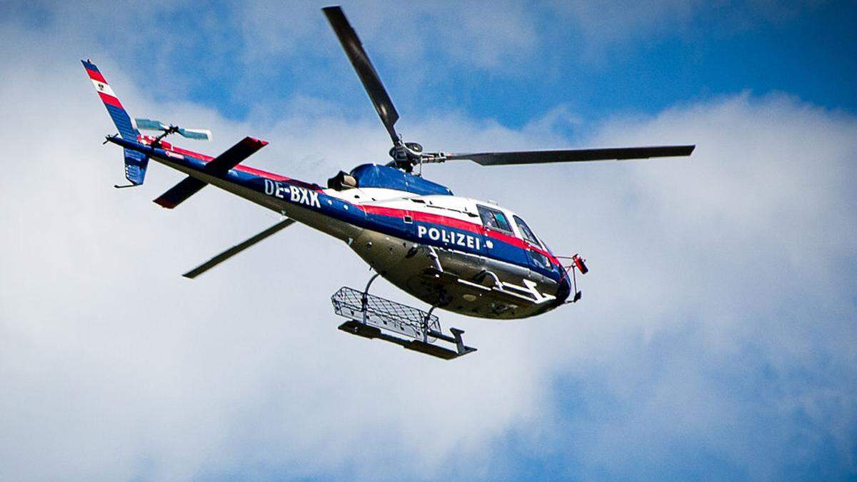 Der Polizeihubschrauber barg den Wanderer per Seil