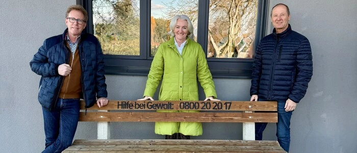 Bürgermeister Werner Höfler (ÖVP), Gemeinderätin Sylvia Reitbauer (Grüne) und Vizebürgermeister Klaus Strobl (ÖVP) mit den bestrichenen Gewaltschutz-Bänken
