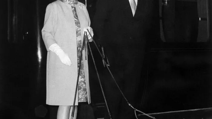 Die Queen und ihre Corgis waren ein unzertrennliches Team. Das Foto entstand 1969 am Bahnhof von London.