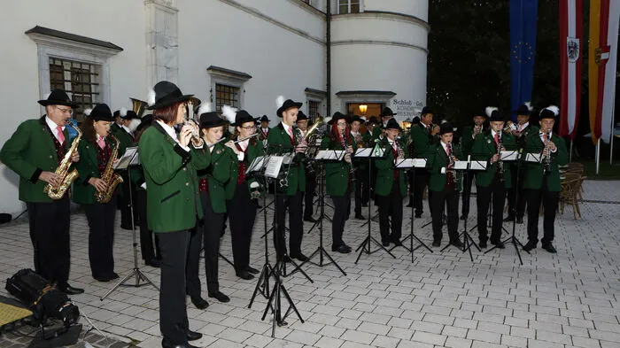 Das Schloss Porcia verwandelte sich in den schönsten Ballort Oberkärntens. Gefeiert wurde der Pulcinella Ball, der unter dem Motto "I am from Austria" stand. Die Bürgermusik Millstatt begrüßte die Gäste mit einer Eröffnungsfanfare.