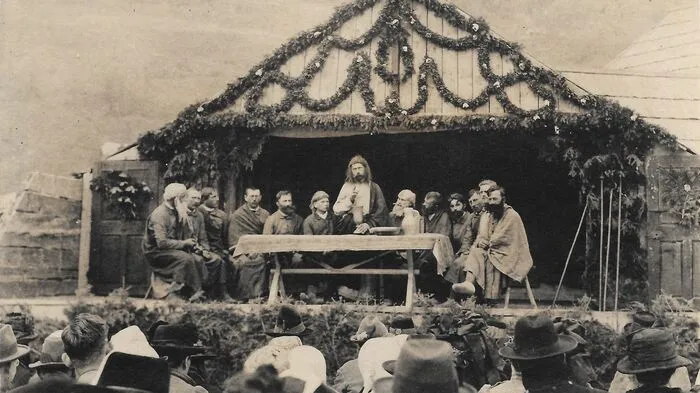 Zwischen 1922 und 1936 wurden dort regelmäßig Passionsspiele aufgeführt – ein Schauspiel, das sich um Leiden, Sterben und Auferstehung Christi dreht.