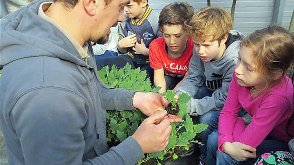 Gärtnermeister Gernot Kubart zeigte den Kindern die Arbeit mit Pflanzen