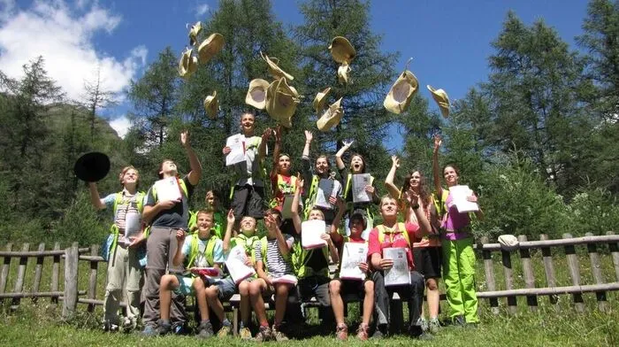 Groß ist die Freude bei den frischgebackenen Junior Rangern - sie haben die Abschlussprüfung geschafft