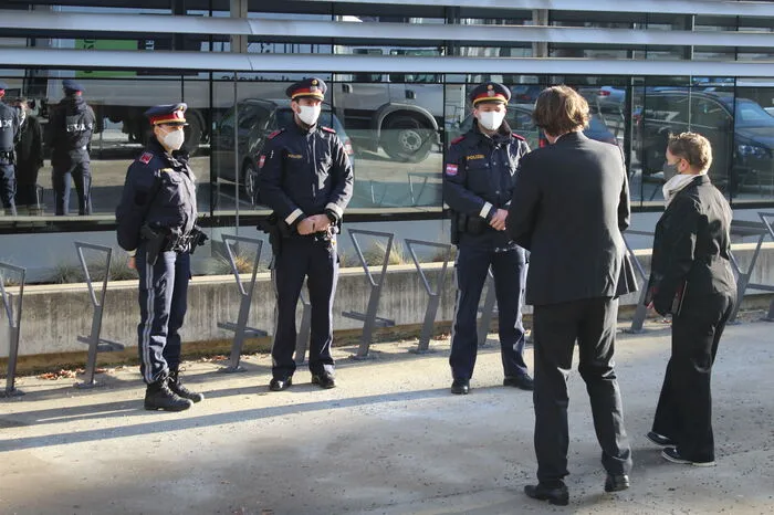 Rektor Martin Polaschek und Vizerektorin für Digitalisierung Petra Schaper-Rinkel bedanken sich bei den Polizisten für die Eskorte