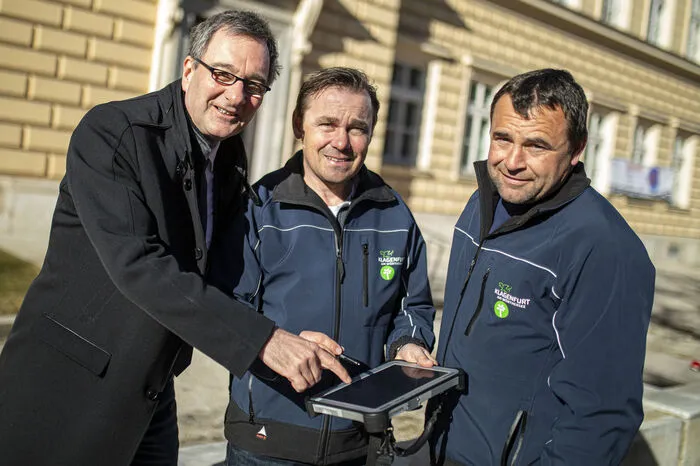 Stadtgarten-Chef Heinz Blechl mit Reinhold Glantschnig, Leiter des Arbeitsbereiches „Baum und Wald“ und Baumkontrolleur Klaus Dobringer (von links) sind heute in der Bahnhofstraße, wo ein Baum gefällt werden muss.
