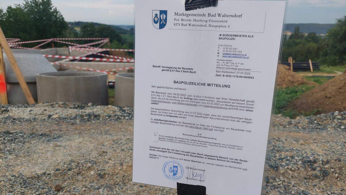 Die Baustelle sorgt seit Monaten für Aufruhr in der Gemeinde