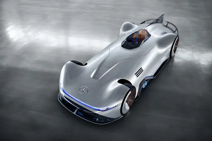 Die Leistung des Vision EQ Silver Arrow liegt bei lautlosen 550 kW (750 PS). Der flache Akku im Unterboden hat eine nutzbare Kapazität von rund 80 kWh und ermöglicht eine rechnerische Reichweite von mehr als 400 Kilometern nach dem neuen WLTP-Zyklus.