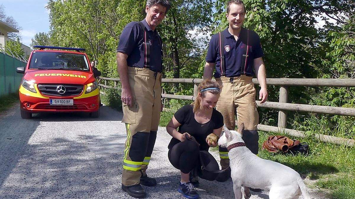 Ein Läufer und 13 Feuerwehrleute brachten Lilly wieder zurück in die Hände ihres Frauchens 