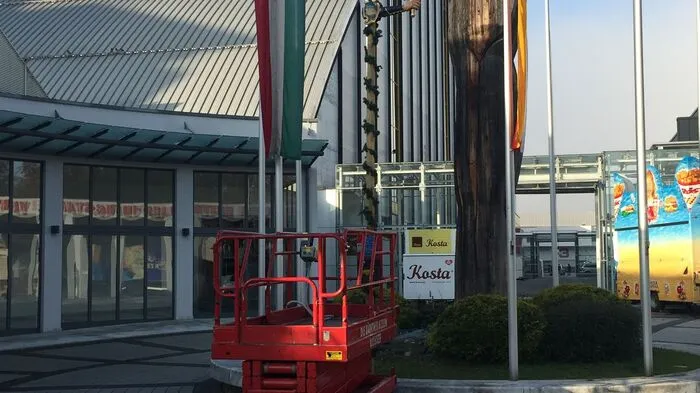 Die Freyung, die den Klagenfurter Ursulamarkt anzeigt, hat bereits auf ihren Platz am Eingang der Messe gefunden. Ab Samstag findet hier wieder der traditionelle Ursulamarkt statt.
