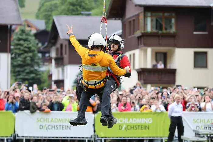 Auch die Serienstars durften eine Runde fliegen