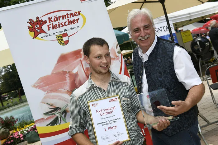 Die beste Extrawurst Kärntens kommt aus dem Lesachtal: Johann Fröschl konnte für Lesachtaler Fleisch, Leo &amp; Markus Salcher,  von Innungsmeister Raimund Plautz die Auszeichnung entgegennehmen.  