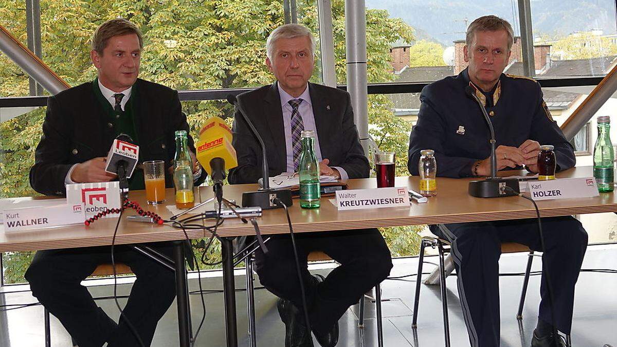 Bürgermeister Kurt Wallner, Bezirkshauptmann Walter Kreutzwiesner und Polizeikommandant Karl Holzer (v.l.)