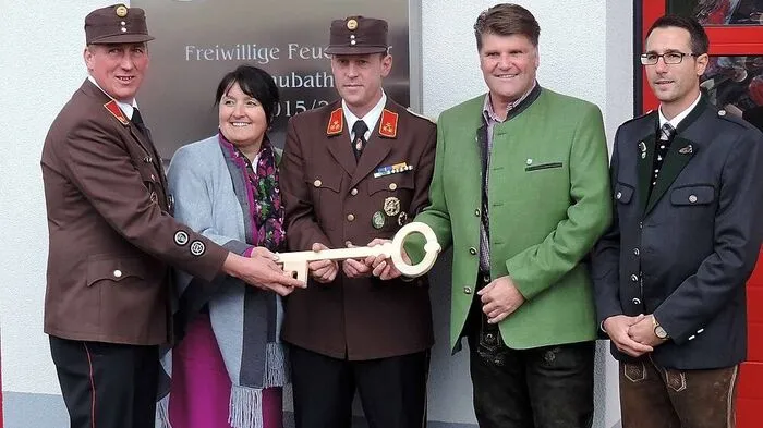 Der Symbolische Schlüssel für das neue Rüsthaus in Kraubath, das Samstag eröffnet wurde, war das sichtbare Zeichen für eine neue Sicherheits-Ära: Franz Poschacher, stellvertretender Kommandant der FF Kraiubath, Zweite Landtagspräsidentin Manuela Khom, Kommandant Robert Gmundner, Bürgermeister Erich Ofner und Vizebürgermeister Alfred Maier (v.l.).