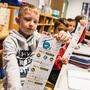 Getestet wird an den Schulen weiterhin, am Sitzplatz benötigen die Kinder aber keine Maske mehr (Archivfoto)