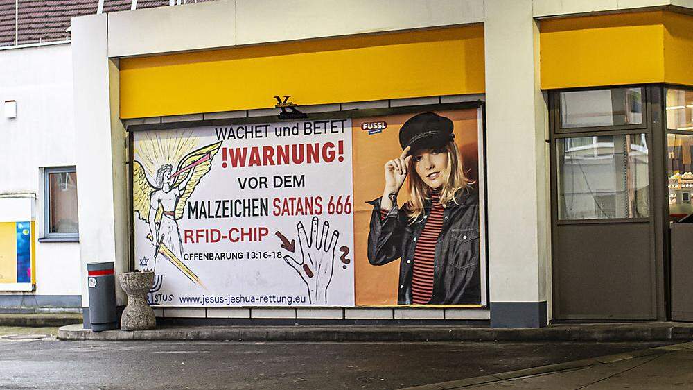 Fünf dieser Plakate gibt es in Österreich