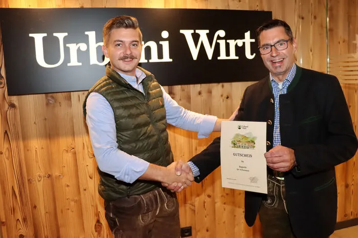Beim "Urbaniwirt Gewinnspiel" bekam Leonid Kaiser den 1. Preis (Ripperlnessen für 10 Personen) von Andreas Nindler überreicht!
