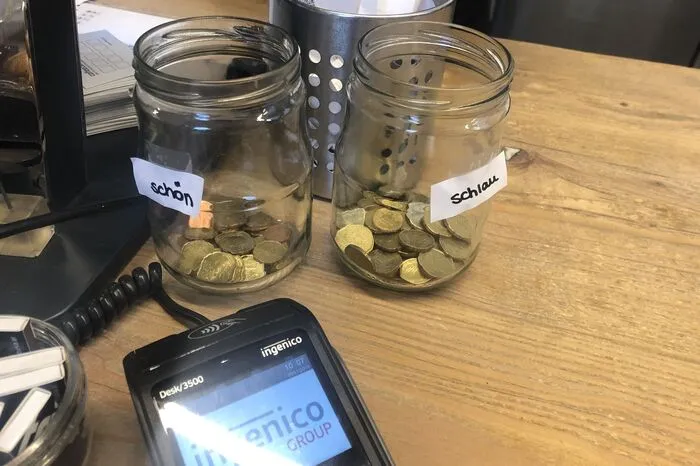 Schön oder schlau? Wo würden Sie Ihr Trinkgeld einwerfen?